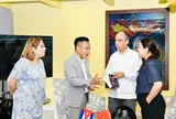 Đại sứ quán Cuba tại Việt Nam tiếp nhận tác phẩm "Fidel Castro Ruz - Cuba trong trái tim người Việt"
