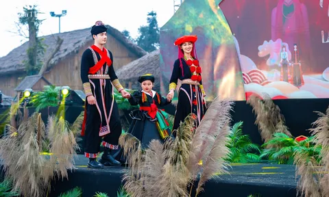 Mẫu nhí Tiểu Băng – Sứ giả hạnh phúc mang hồn văn hóa tại sân khấu Hỷ Sắc Lạc Hồng bên Hoa hậu Hòa bình Quế Anh