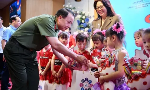 Juno Milk đồng hành cùng Ủy Ban Kiểm Tra Đảng Ủy Công An Trung Ương Bộ Công An trao quà Trung thu lan tỏa yêu thương