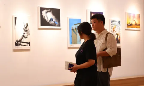 Triển lãm "Phía Sau Những Công Trình" tại Hà Nội: Lần đầu tiên tôn vinh những người thợ xây dựng qua ống kính nghệ thuật