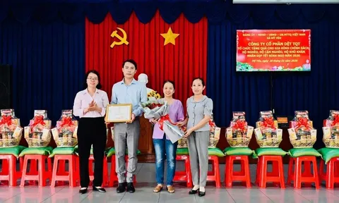 Công ty Cổ phần Dệt TQT phối hợp xã Mỹ Yên trao 100 phần quà Tết cho gia đình chính sách và hộ khó khăn