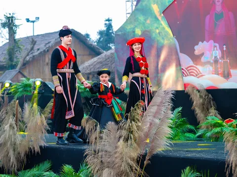 Mẫu nhí Tiểu Băng – Sứ giả hạnh phúc mang hồn văn hóa tại sân khấu Hỷ Sắc Lạc Hồng bên Hoa hậu Hòa bình Quế Anh