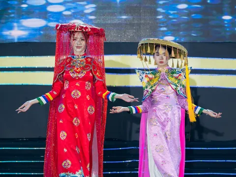 Vedette nhí Nghiêm Trần Ngọc Diệp tỏa sáng bên Hoa hậu Phạm Ngọc Quỳnh trong khoảnh khắc chuyển giao vương miện tại chung kết Hoa hậu Du lịch Việt Nam 2026