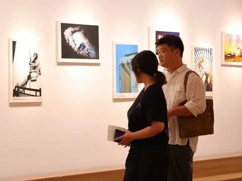 Triển lãm "Phía Sau Những Công Trình" tại Hà Nội: Lần đầu tiên tôn vinh những người thợ xây dựng qua ống kính nghệ thuật