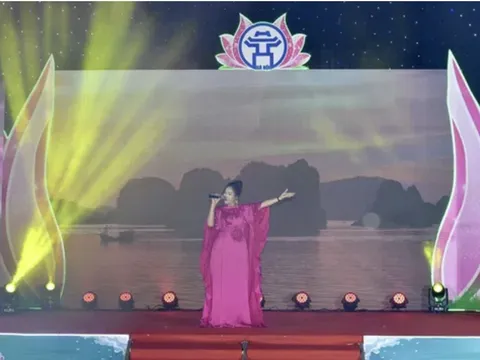 NSƯT Ngọc Dung đưa khán giả Thủ đô thăng hoa qua nhạc phẩm “Một Vòng Việt Nam”