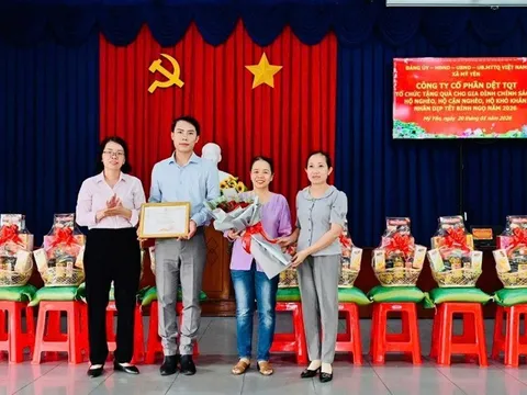 Công ty Cổ phần Dệt TQT phối hợp xã Mỹ Yên trao 100 phần quà Tết cho gia đình chính sách và hộ khó khăn