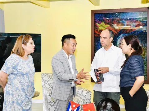 Đại sứ quán Cuba tại Việt Nam tiếp nhận tác phẩm "Fidel Castro Ruz - Cuba trong trái tim người Việt"