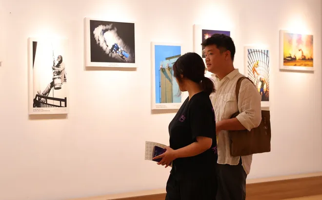 Triển lãm "Phía Sau Những Công Trình" tại Hà Nội: Lần đầu tiên tôn vinh những người thợ xây dựng qua ống kính nghệ thuật